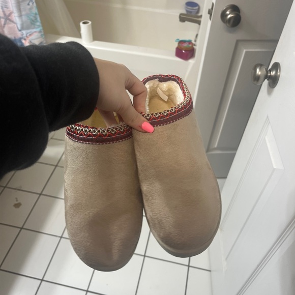 Slippers - Picture 1 of 2